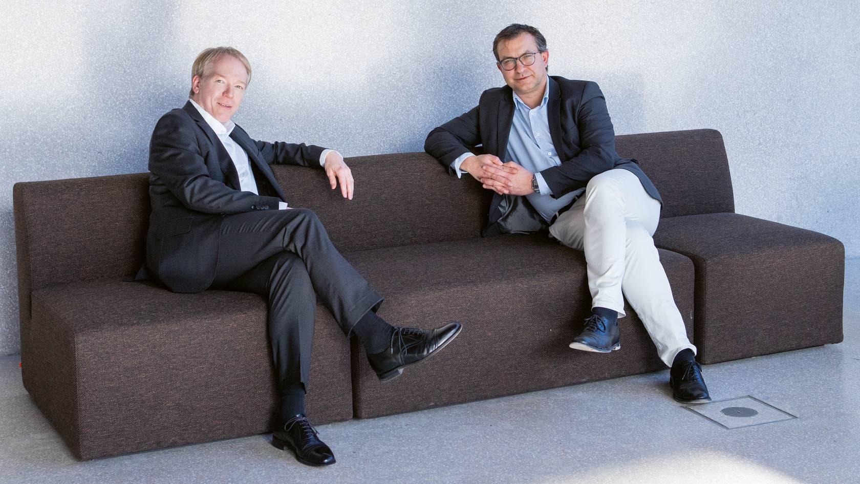 Michael Knoblauch und Sebastian Jarantwoski von A.T.U sitzen auf der Couch im HIghrise One