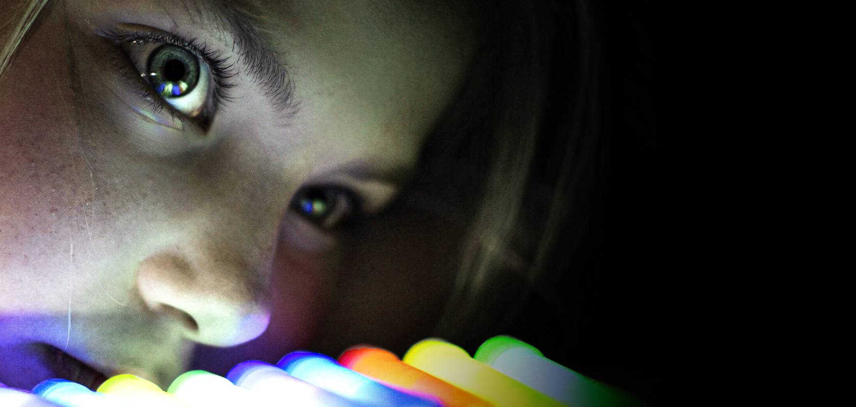 newsletter fullwidth frau schaut auf farben